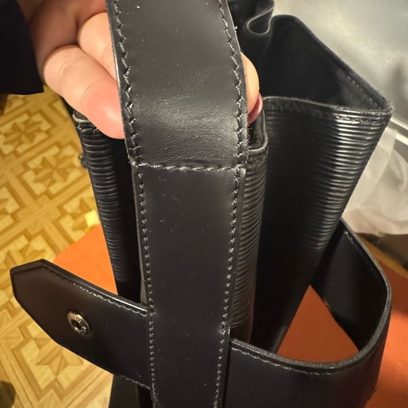 LV epi Sac d’epaule - Picture 8 of 14